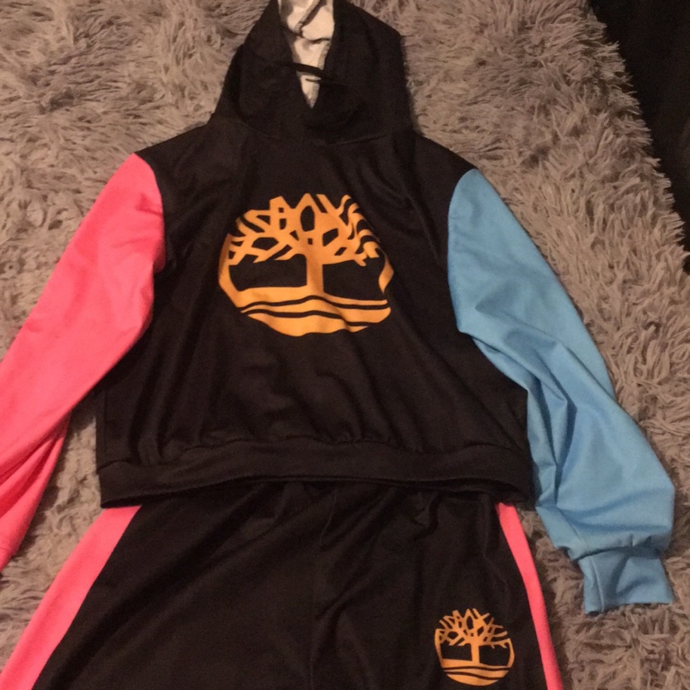 I’m selling these 3 outfits🙂